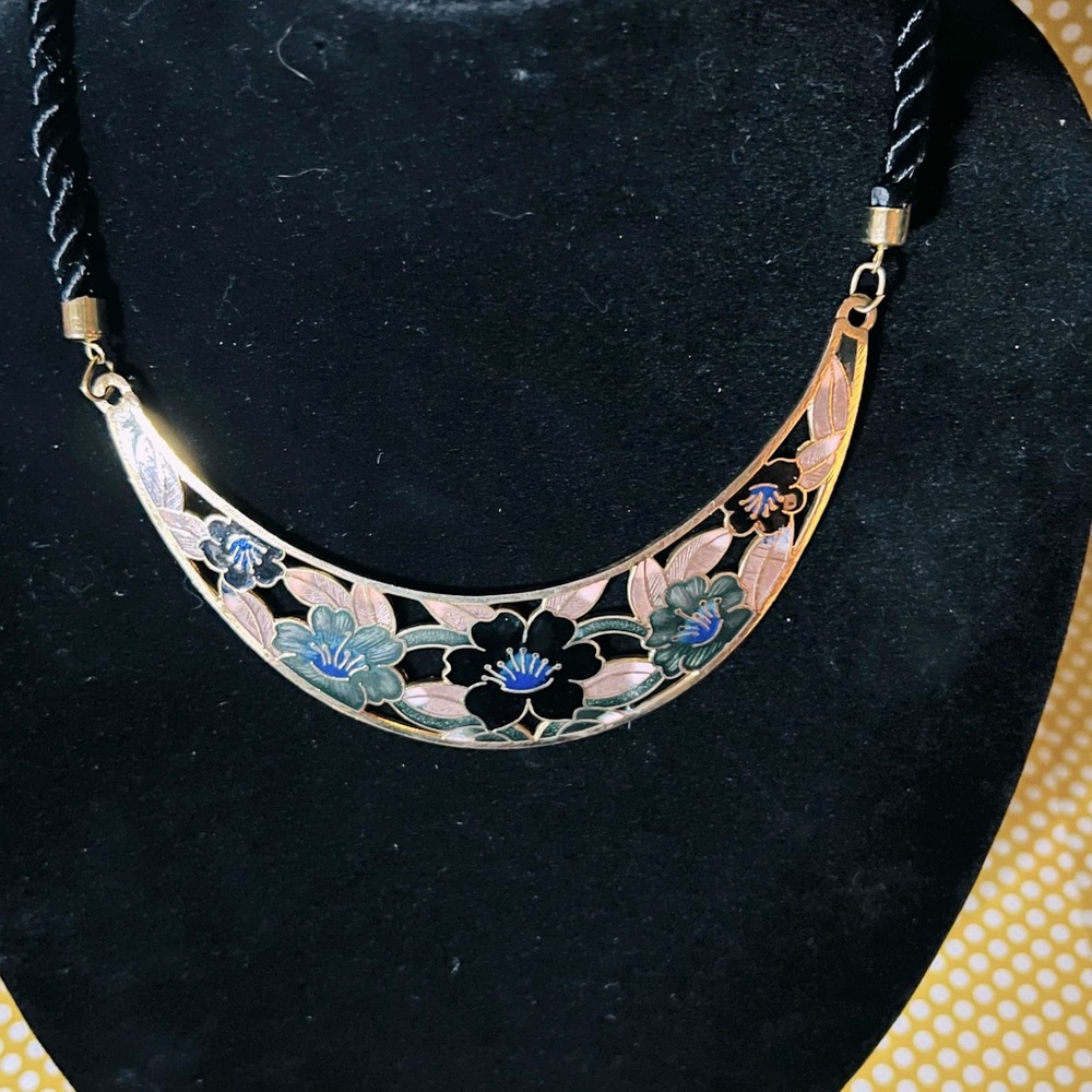 46. Elegant Gold and Black Floral Necklace